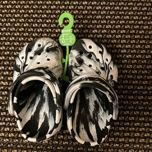 Toddler classic Marbled black and white clog sz.4C